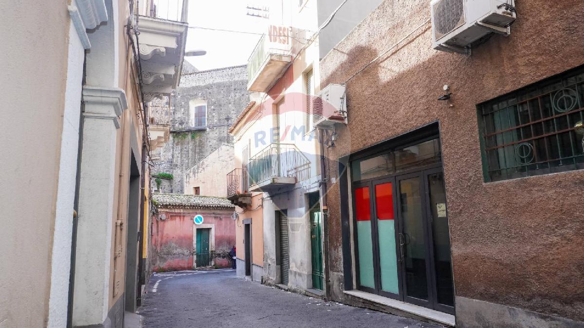 4 bedrooms Apartment in Adrano, Italy No. 106051