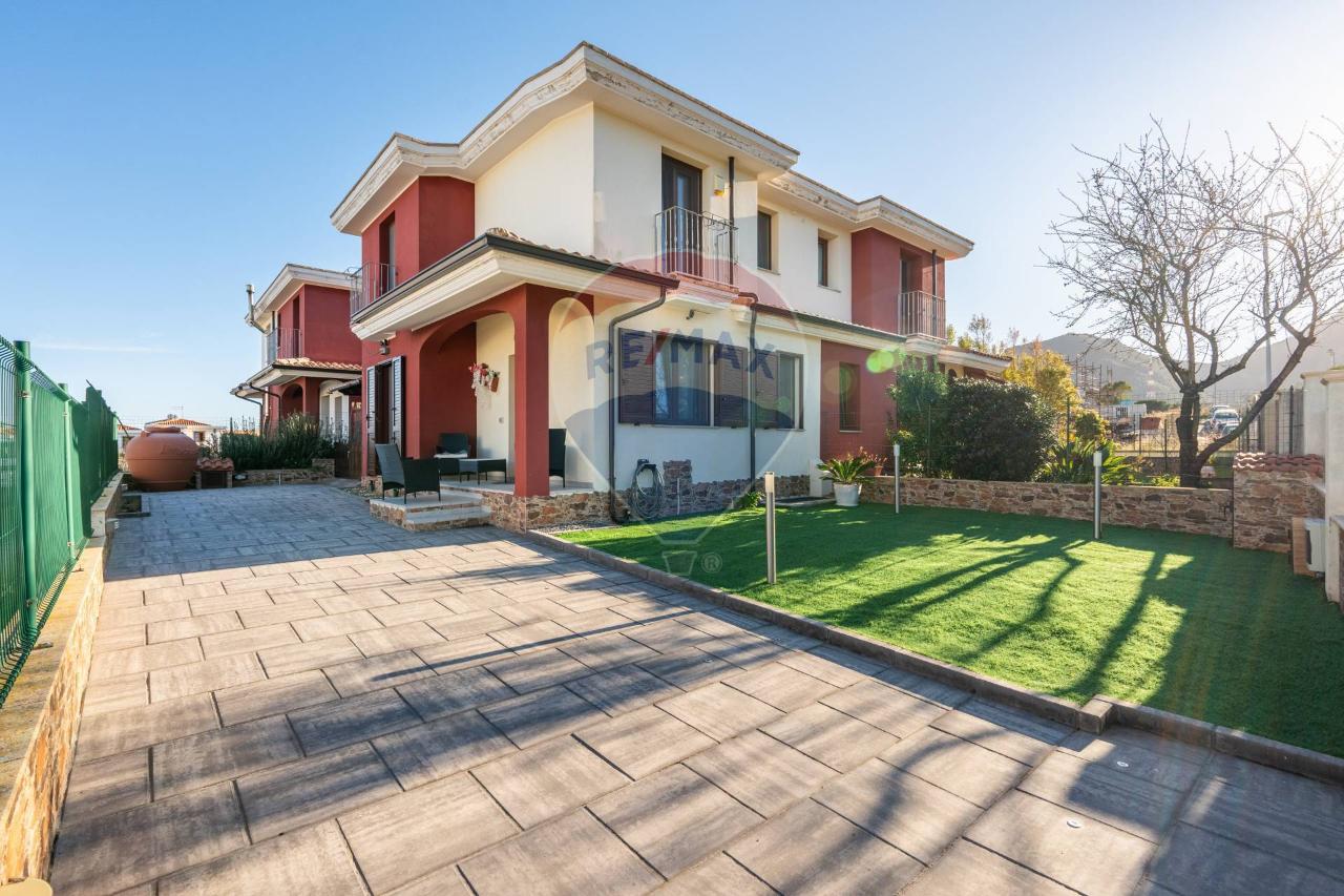 Villa de 4 habitaciónes en Capoterra, Italy No. 28327