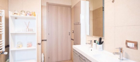 5 bedrooms Apartment in Turin, Italy No. 372021 2