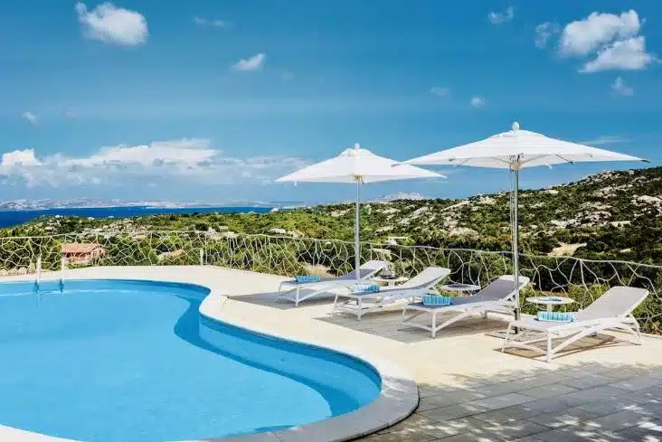 Villa de 4 dormitorios en Arzachena, Italy No. 64908