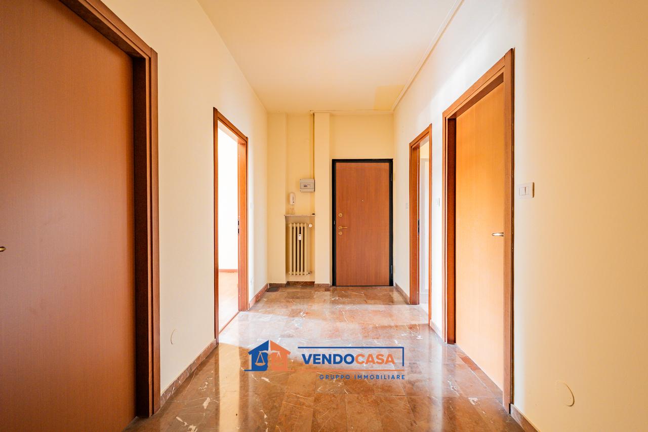 Офис с 3 комнатами в Фоссано, Италия № 384304