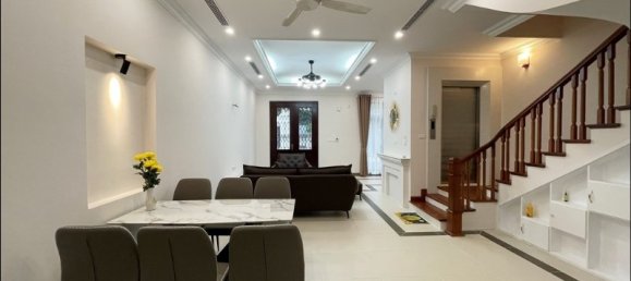 Villa de 4 dormitorios en Long Bien, Vietnam No. 604 4