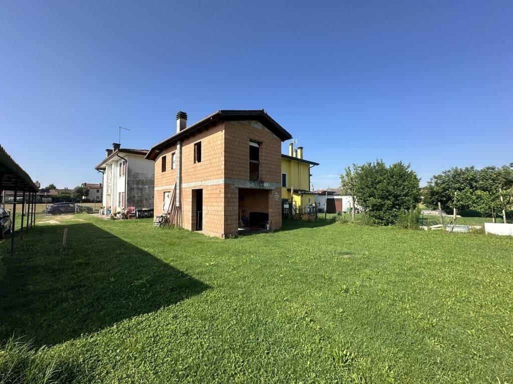 4 rooms House in Camponogara, Italy No. 175740