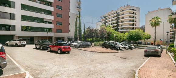 129m² Commercial property in Odivelas, Portugal No. 237009 3