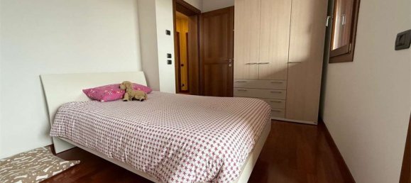 Дом с 8 комнатами в Монтебеллуна, Италия № 58864 12