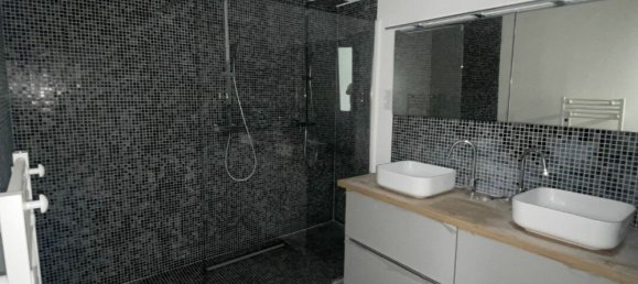 Building in Bethune, France No. 66827 2