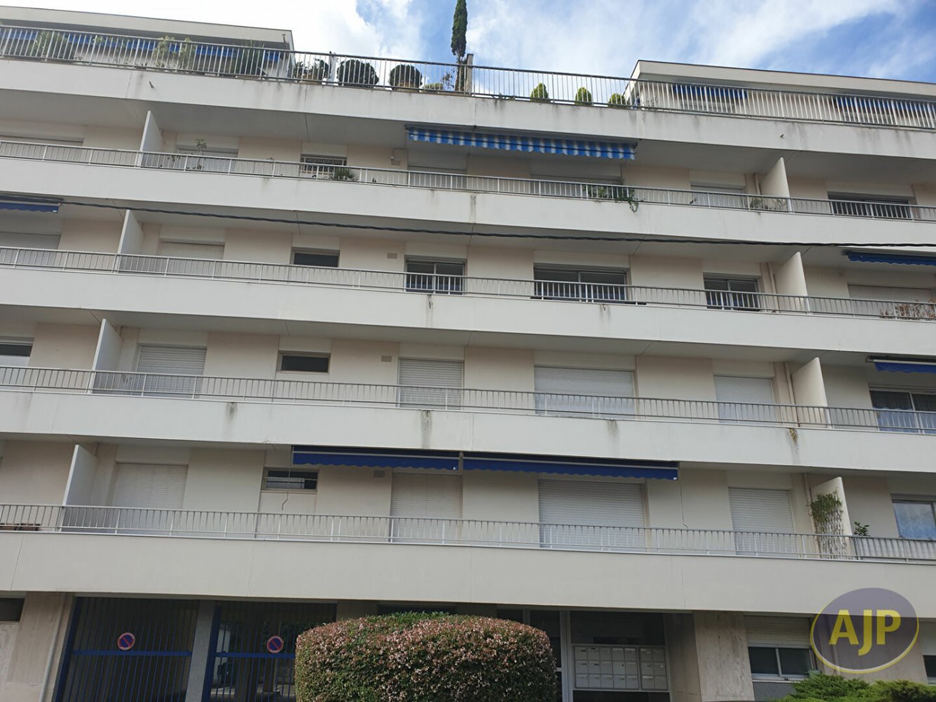 2 bedrooms Apartment in Bordeaux, France No. 307443