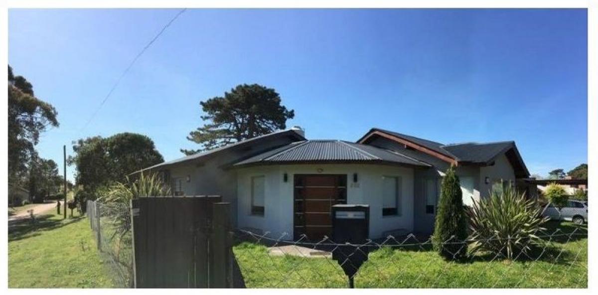 3 bedrooms House in Mar del Plata, Argentina No. 77194