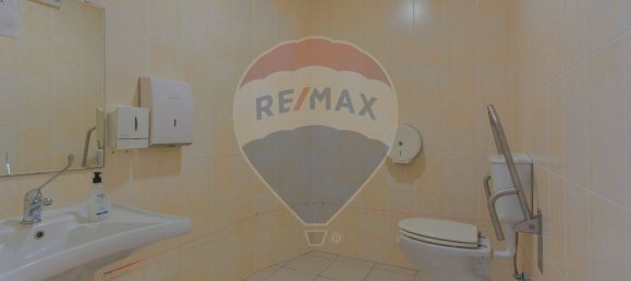 140m² Commercial property in Aveiro, Portugal No. 76215 4