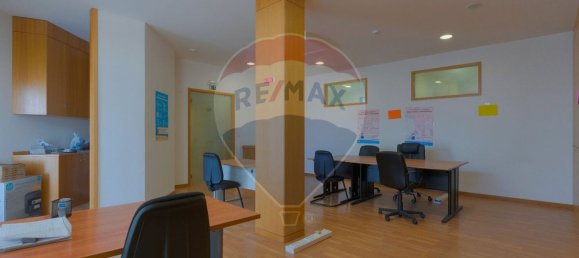 140m² Commercial property in Aveiro, Portugal No. 76215 7