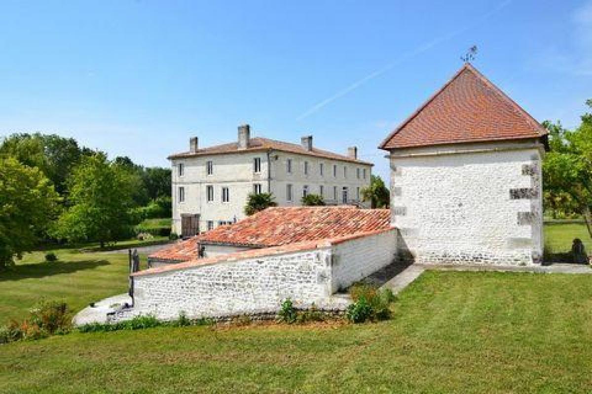 7 bedrooms House in Saintes, France No. 32311