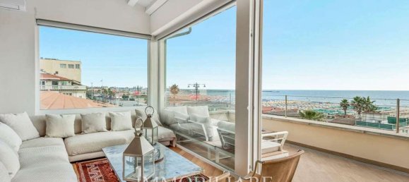3 bedrooms Penthouse in Viareggio, Italy No. 271943 6