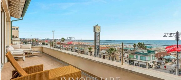 3 bedrooms Penthouse in Viareggio, Italy No. 271943 4
