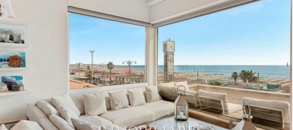 3 bedrooms Penthouse in Viareggio, Italy No. 271943 2