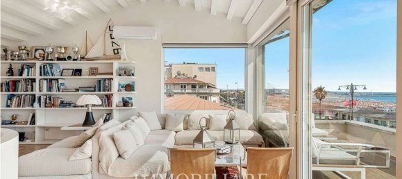 3 bedrooms Penthouse in Viareggio, Italy No. 271943 3