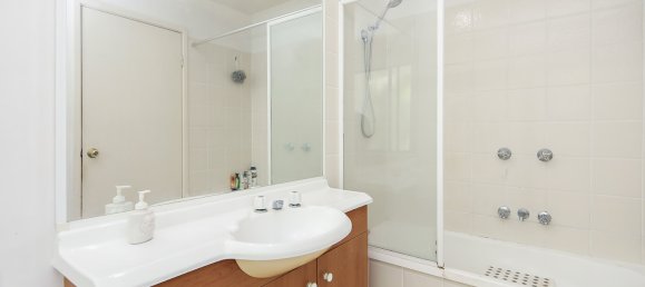 3 chambres Maison de ville à Arundel, Australia No. 873 8