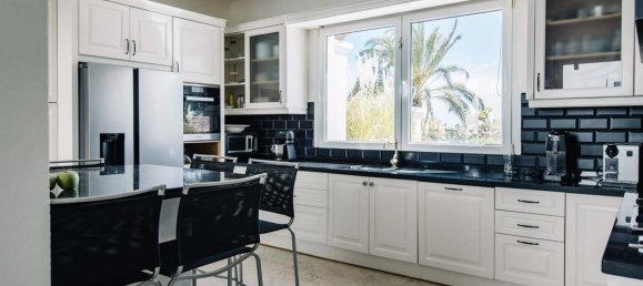 5 bedrooms Villa in Estepona, Spain No. 146046 4