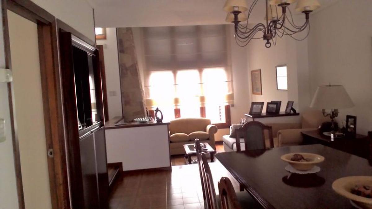 Casa de 3 dormitorios en Mar del Plata, Argentina No. 100572