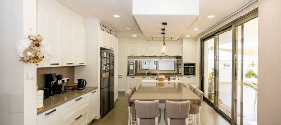 Propiedad comercial de 4 dormitorios en Aradippou, Cyprus No. 17680 12