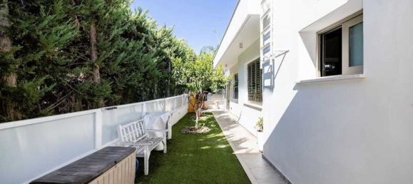 Propiedad comercial de 4 dormitorios en Aradippou, Cyprus No. 17680 6