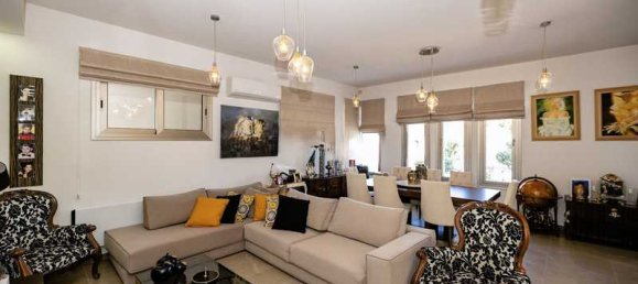 Propiedad comercial de 4 dormitorios en Aradippou, Cyprus No. 17680 11