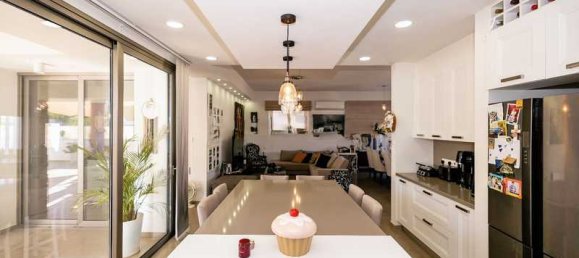 Propiedad comercial de 4 dormitorios en Aradippou, Cyprus No. 17680 15