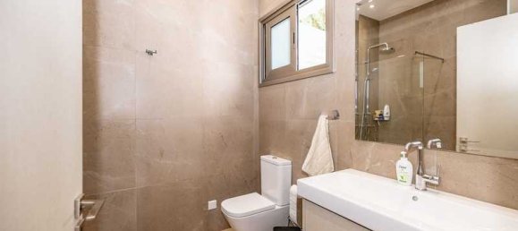 Propiedad comercial de 4 dormitorios en Aradippou, Cyprus No. 17680 13