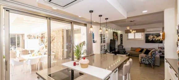 Propiedad comercial de 4 dormitorios en Aradippou, Cyprus No. 17680 8