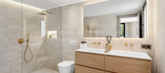 5 bedrooms Villa in Marbella, Spain No. 122951 18