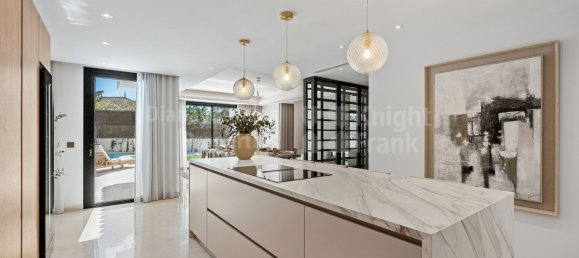 5 bedrooms Villa in Marbella, Spain No. 122951 7