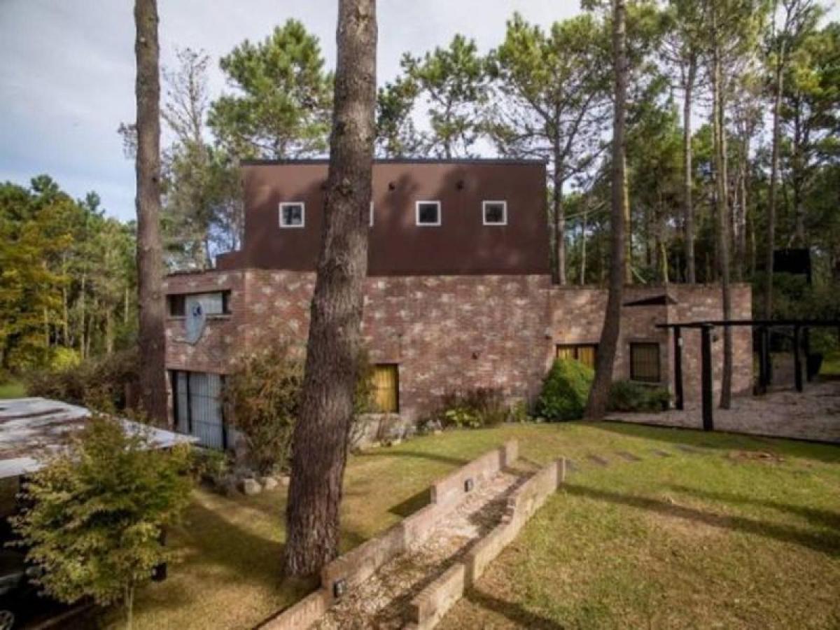 4 bedrooms House in Mar del Plata, Argentina No. 75623