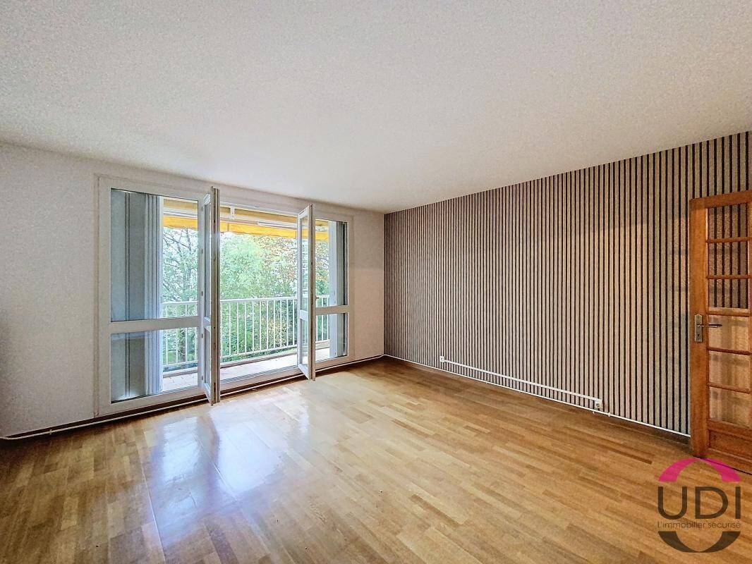 2 bedrooms Commercial property in Corbeil-Essonnes, France No. 179316