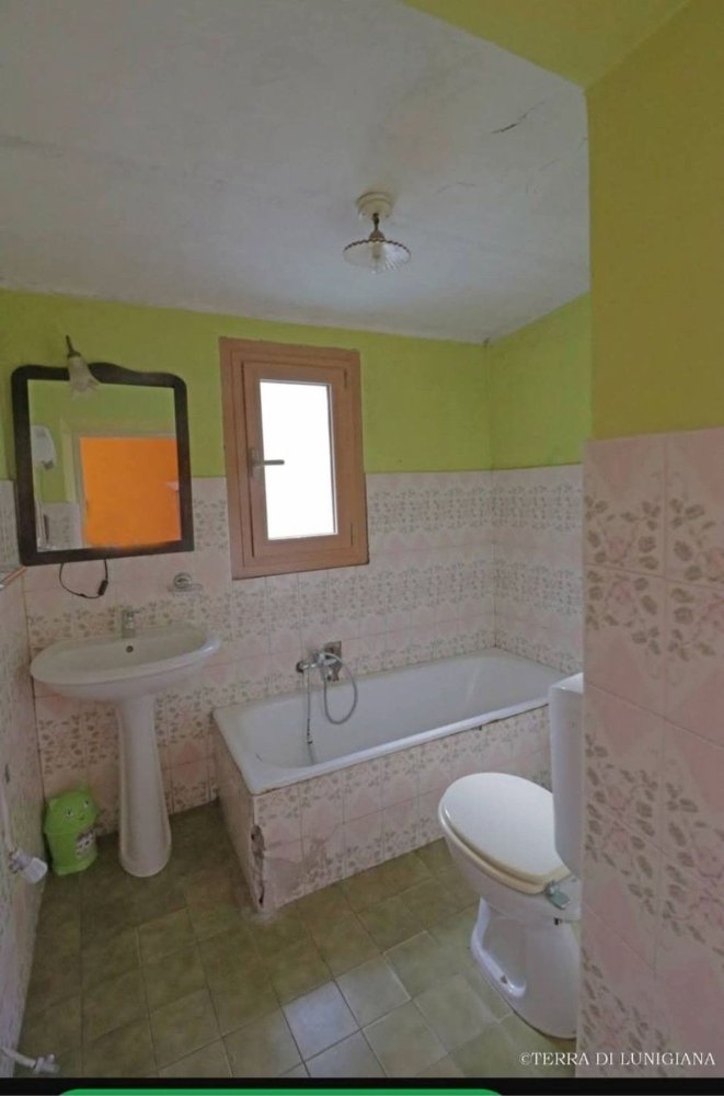 5 bedrooms House in Pontremoli, Italy No. 398744