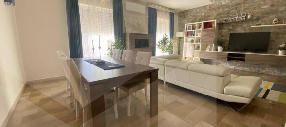 6 rooms Apartment in Naples, Italy No. 21719 2