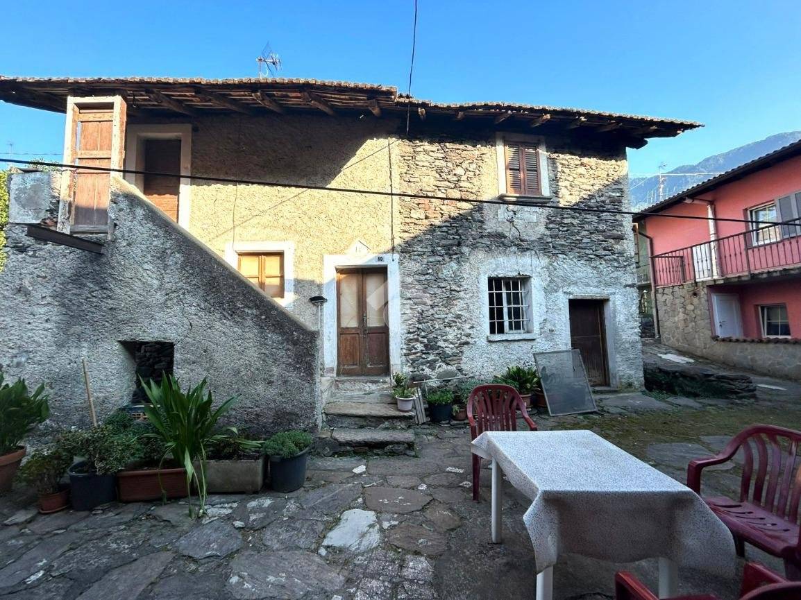 2 bedrooms House in Colico, Italy No. 122865