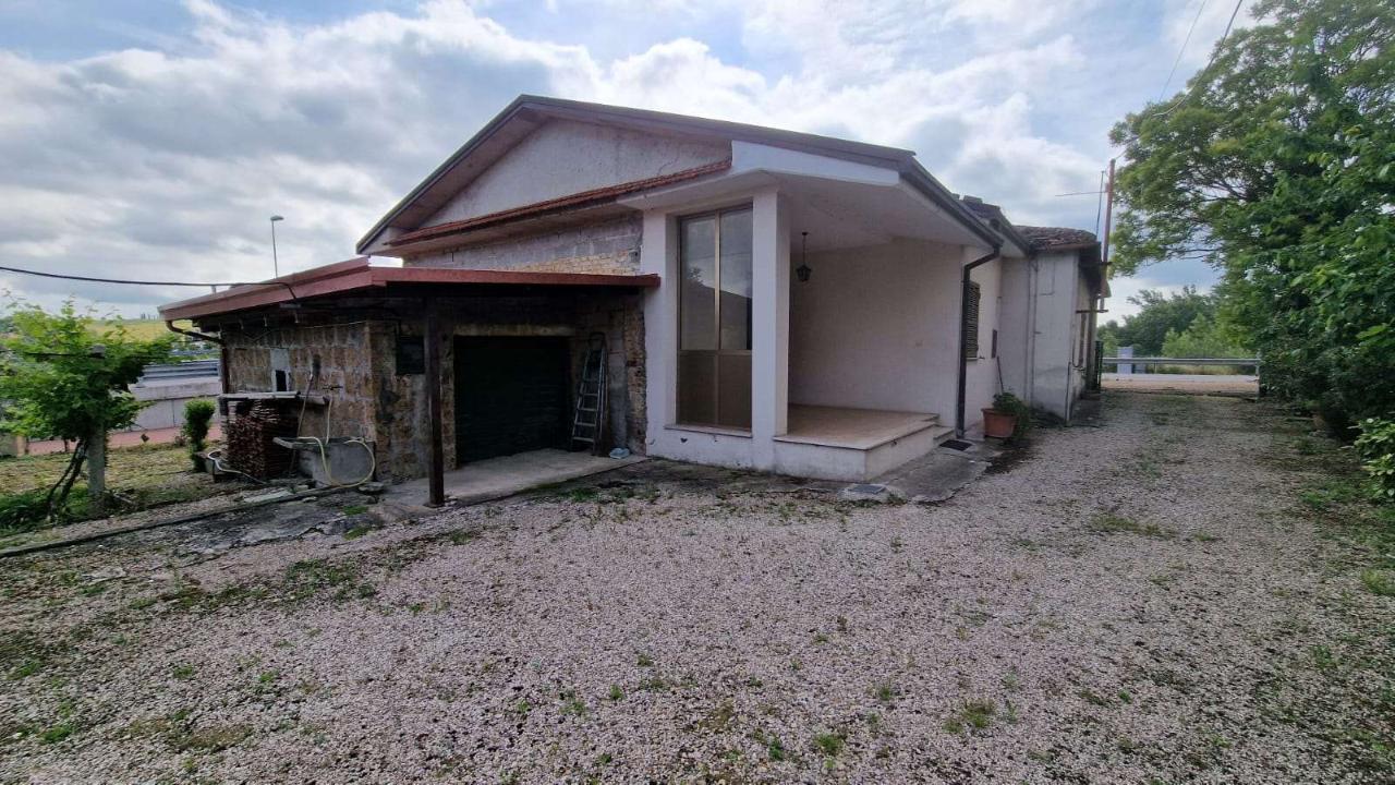 Casa de 3 habitaciónes en Gualdo Cattaneo, Italy No. 111922