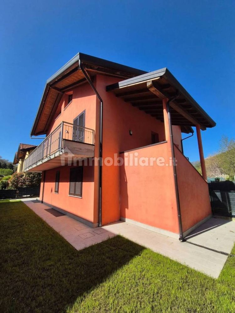 3 bedrooms Villa in Proserpio, Italy No. 2650