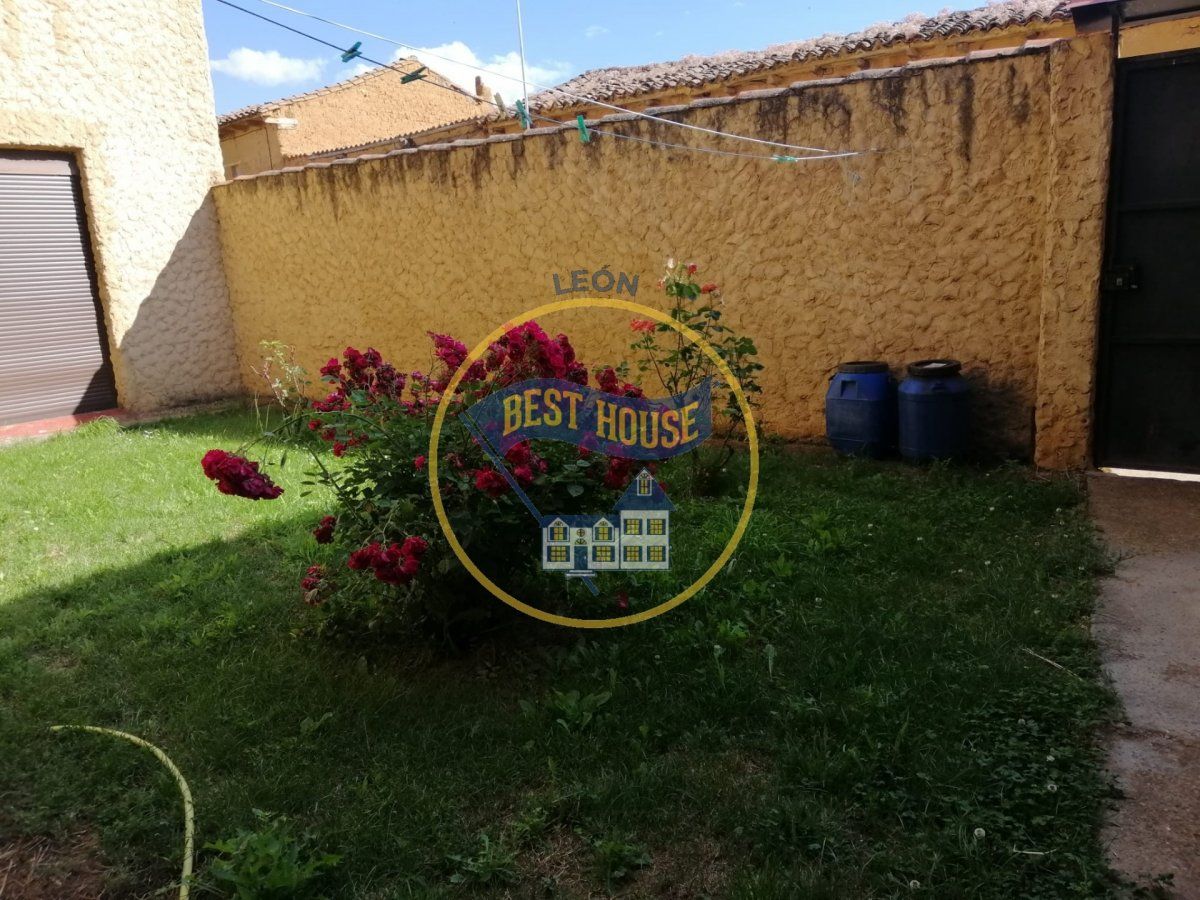 11 bedrooms Building in El Burgo Ranero, Spain No. 74723