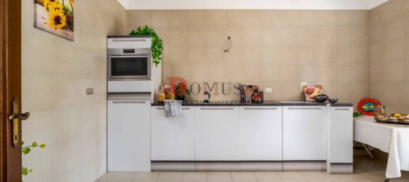 3 bedrooms Villa in Mantua, Italy No. 245833 9