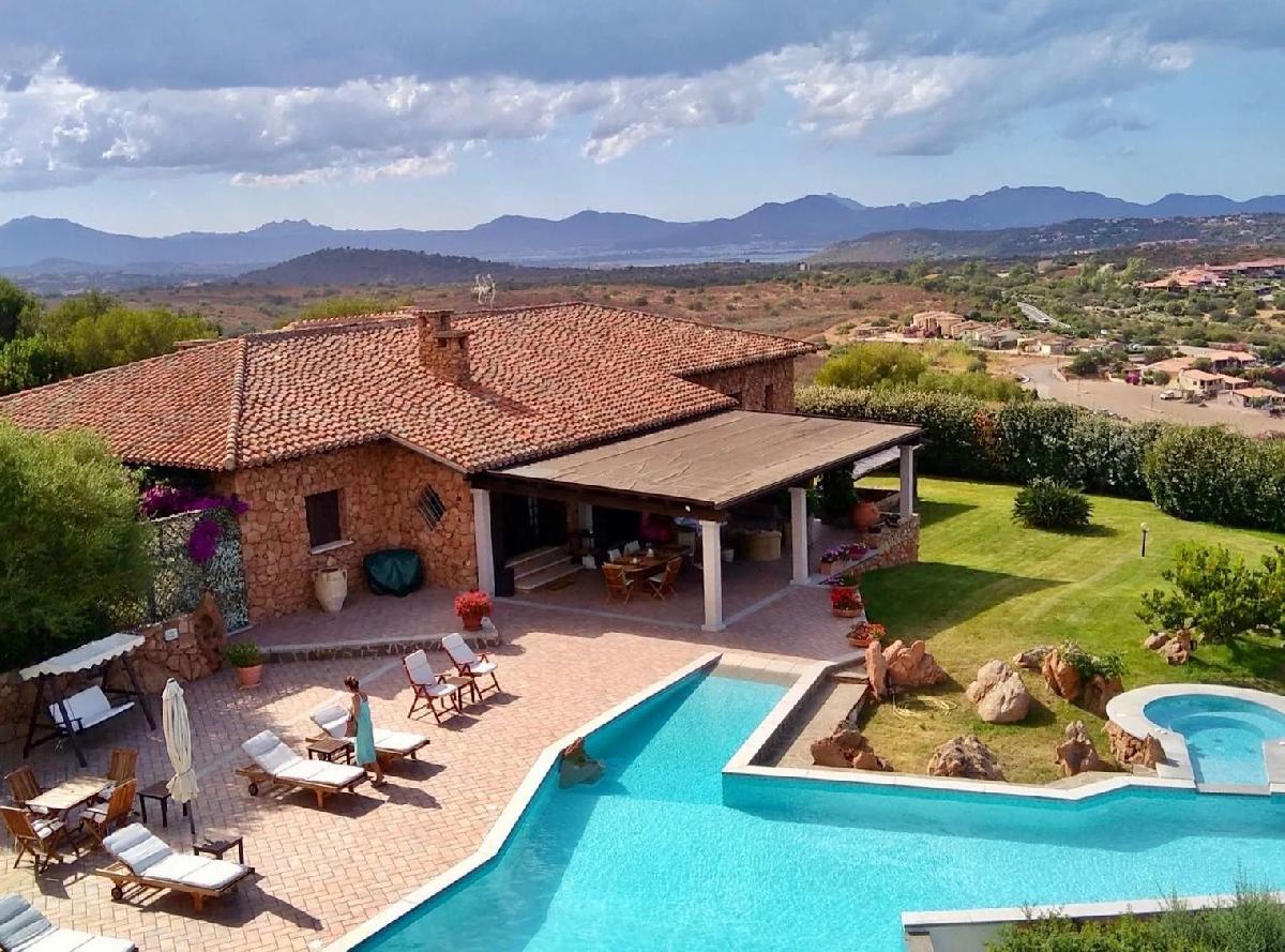 Villa de 6 dormitorios en Loiri Porto San Paolo, Italy No. 58752