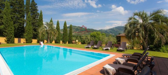 5 bedrooms Villa in Lucca, Italy No. 74678 2