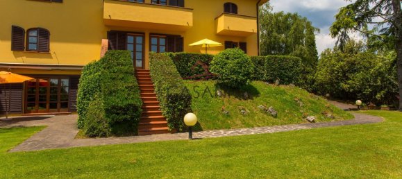5 bedrooms Villa in Lucca, Italy No. 74678 3
