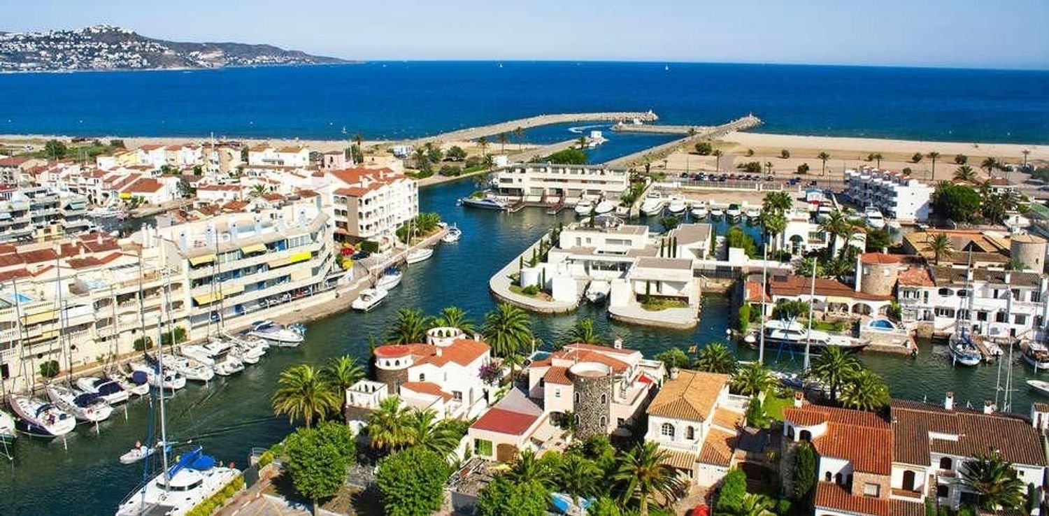 1824m² Land in Empuriabrava, Spain No. 33102