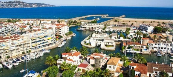 1824m² Land in Empuriabrava, Spain No. 33102 3