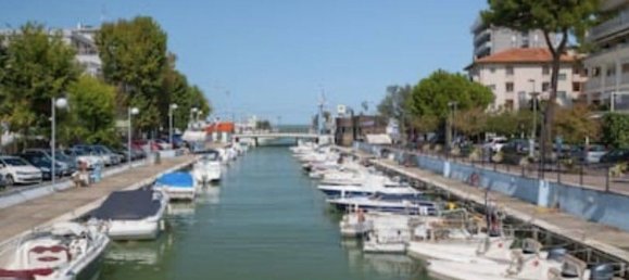 595m² Building in Riccione, Italy No. 346494 2