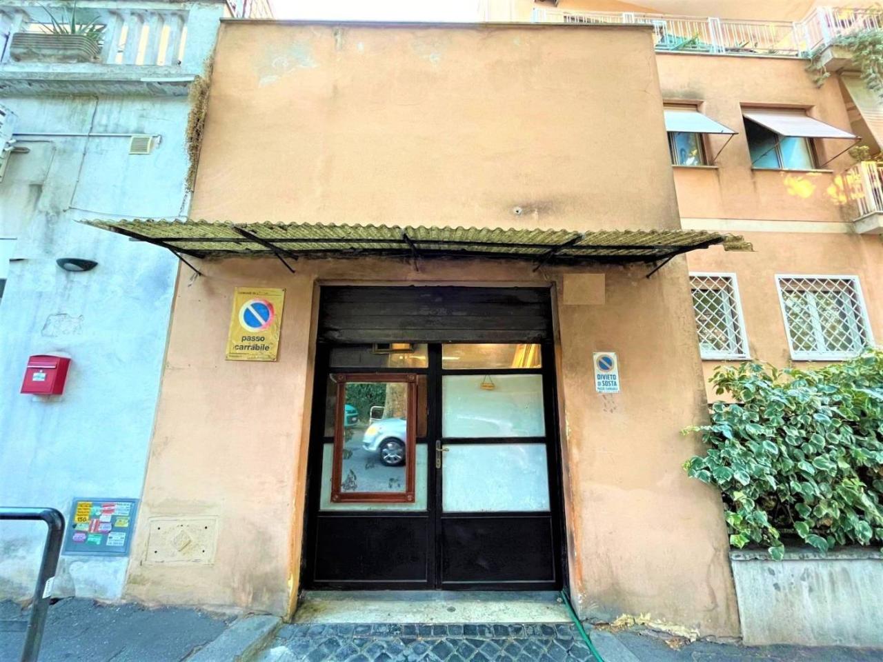 20m² Garage in Rome, Italy No. 26802