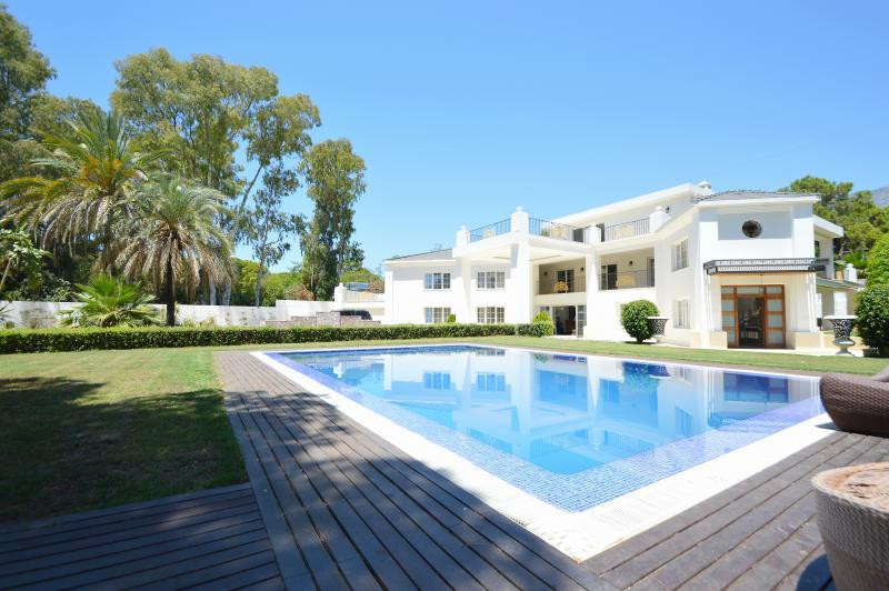 6 bedrooms Villa in Marbella, Spain No. 587