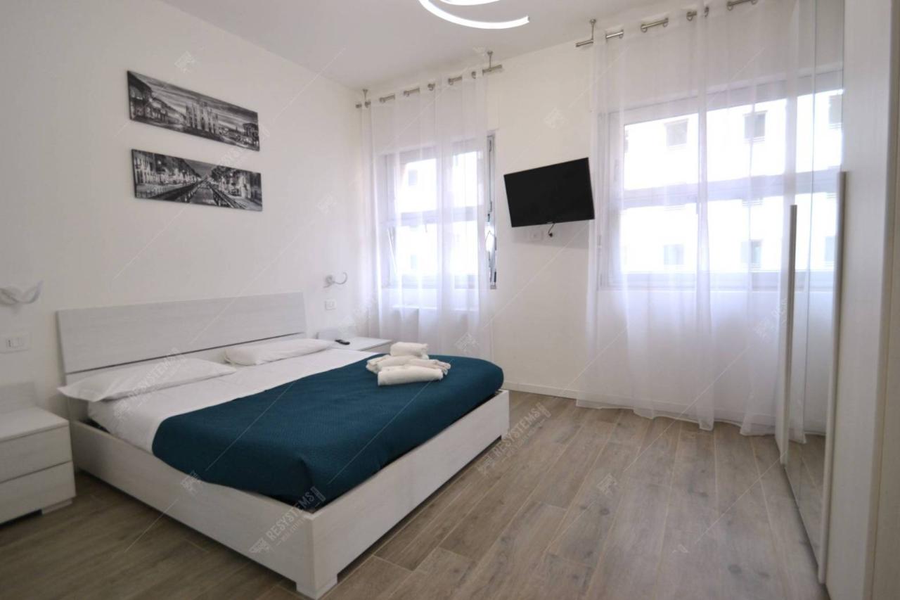 3 rooms Apartment in Milan, Italy No. 247401