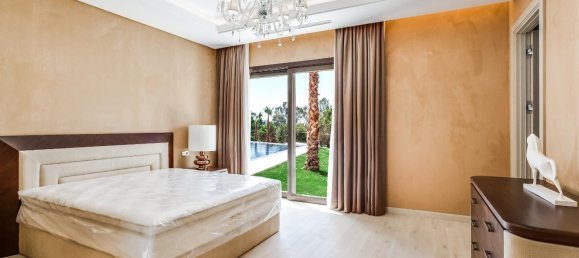 5 bedrooms Villa in Marbella, Spain No. 114054 2
