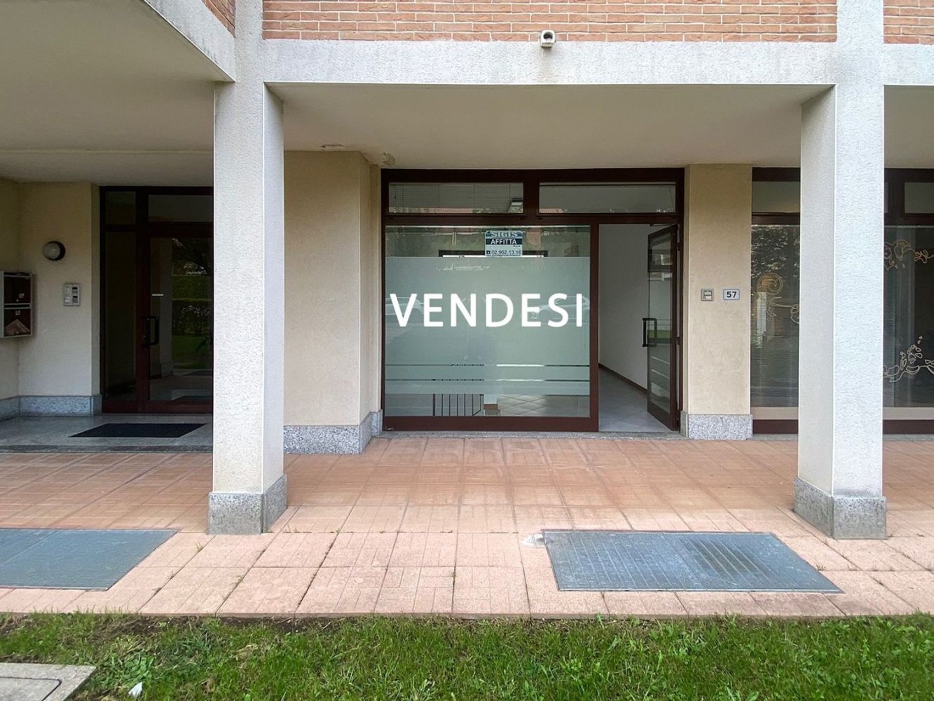 Gewerbliche Immobilie in Saronno, Italy 60m², Nr. 329666